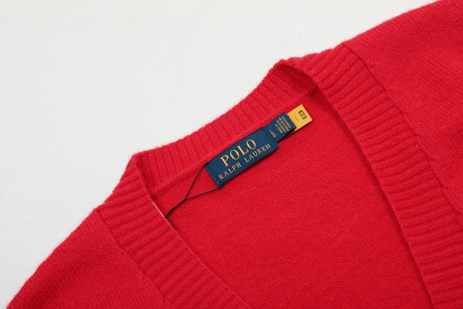 🅿️220 "Top quality" Style number: DS016# [Ralph Lauren V-neck solid color pony embroidered logo woolen knitted shawl cardigan] ✅Ralph Lauren Lazy‌oversize style basic classic versatile ten-color shawl cardigan ✅Main supplier platform live broadcast Wholesale entity Replenishment when out of stock No removal from shelves ✅ZP quality 1:1 version Scan the code to enter the GF website Counter quality ✅Details and quality are the only one in Guangzhou. Light luxury wool. Focus on high-end. Cost-effective. Good quality. Needless to say. ✅Restore the original version. Can wear 190 pounds. Loose, comfortable and stress-free. ✅Loose upper body, oversize and lazy style. Must-have style for goddess ootd. ✅Good-looking clothes are never picky. Recommended for goddess wardrobe. Taro Purple, Light Khaki, Chinese Red, Anchor Red
